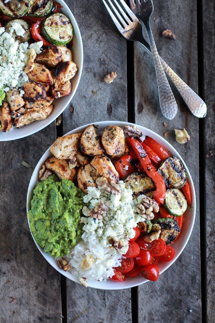 Bols de poulet, légumes, avocat et riz californiens Bols de poulet, légumes, avocat et riz californiens